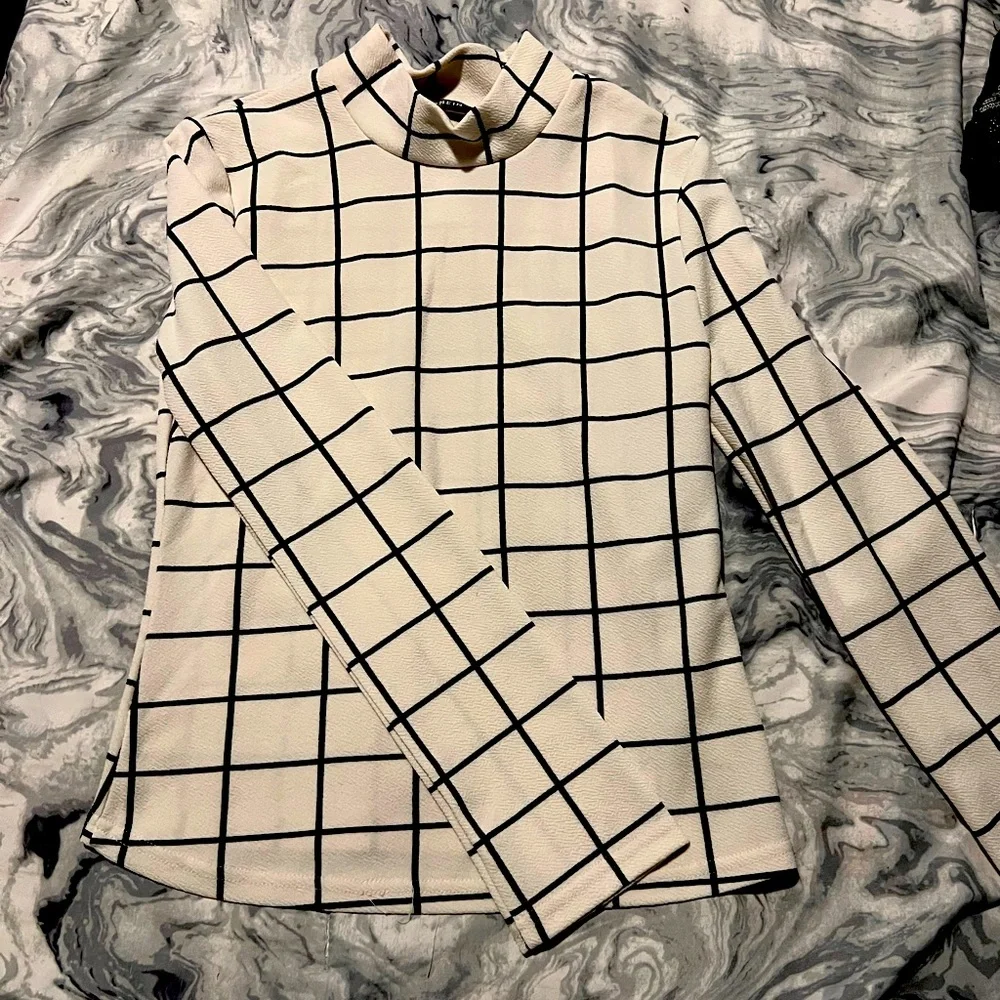 Blouses and dress shirts - Picture 1 of 11